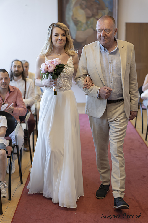 La mariée au bras de son père