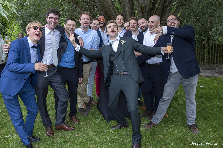 Le marié entouré de ses amis