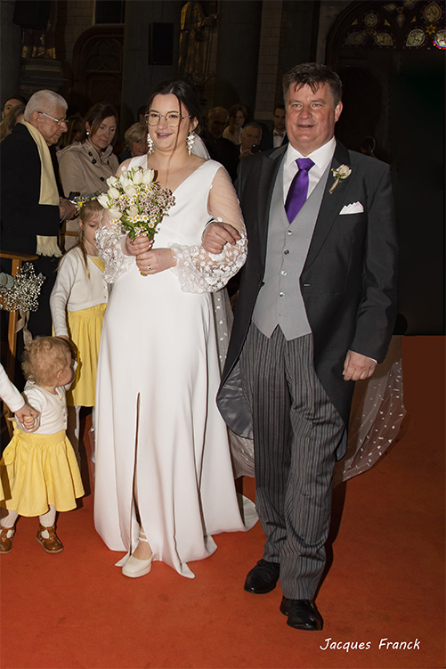 La mariée au bras de son père