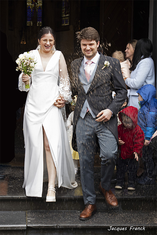 Les mariés à la sortie de l'église