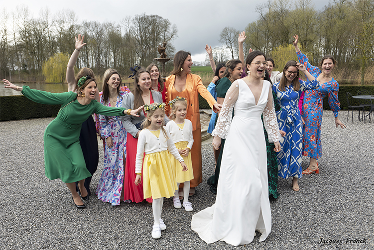 La mariée entourée de ses amies