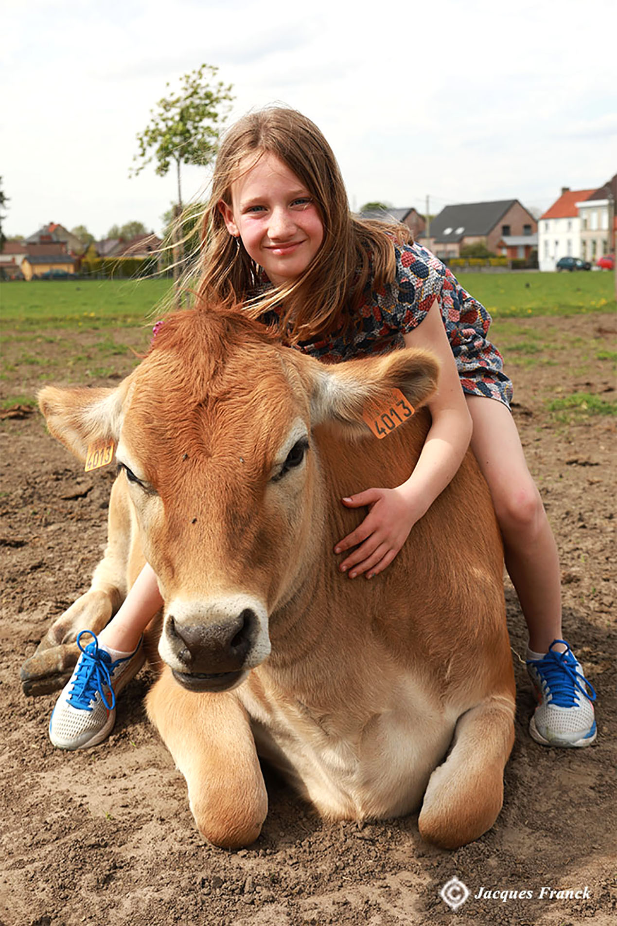 Portrait d'enfant avec une vache