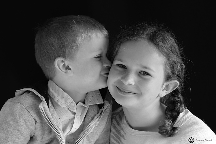Studio photo - N&b - Portrait d'une fille avec son frère